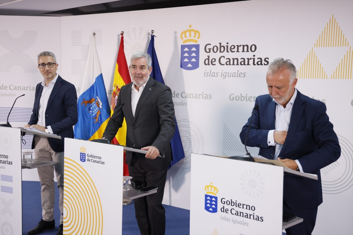 Los ministros Arcadi España y Ángel Víctor Torres, junto al presidente de Canarias, Fernando Clavijo.