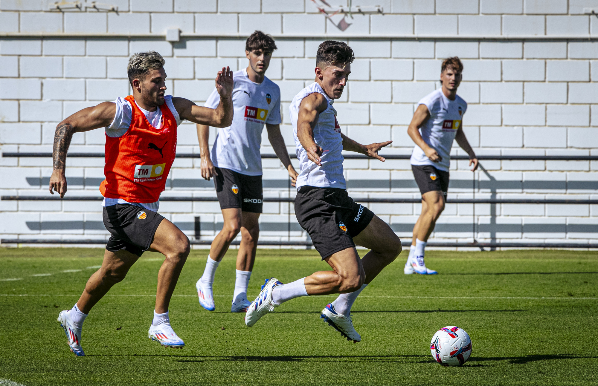 El Valencia se entrena ya con Cenk y sin novedades sobre Rafa Mir