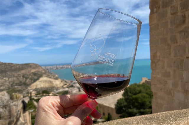 El Castillo de Santa Bárbara se convierte en el gran escaparate del vino alicantino
