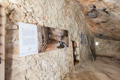De refugio de contrabandistas a museo vivo: Benitatxell organiza visitas a la Cova de les Morretes dentro de la Ruta de los Acantiladas 
