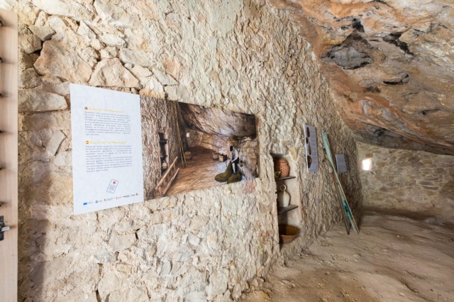 De refugio de contrabandistas a museo vivo: Benitatxell organiza visitas a la Cova de les Morretes dentro de la Ruta de los Acantiladas 