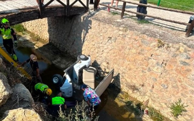 Herido un niño de 9 años tras caer un carrito de golf por un puente desde unos tres metros de altura en Rojales