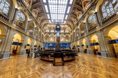 El Ibex 35 acaricia los 19.900 puntos en la media sesión (+0,65%), con el crudo en 85 dólares