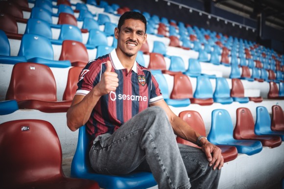 Aïssa Mandi se incorpora a los entrenamientos del Levante