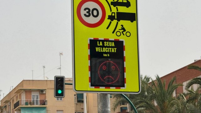 Elche instala nuevos radares informativos para reforzar la seguridad vial