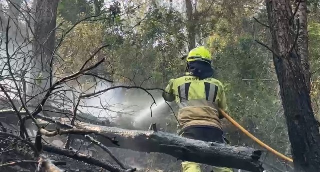 Los bomberos municipales de Castelló mantienen su colaboración en la extinción del incendio de la Vall