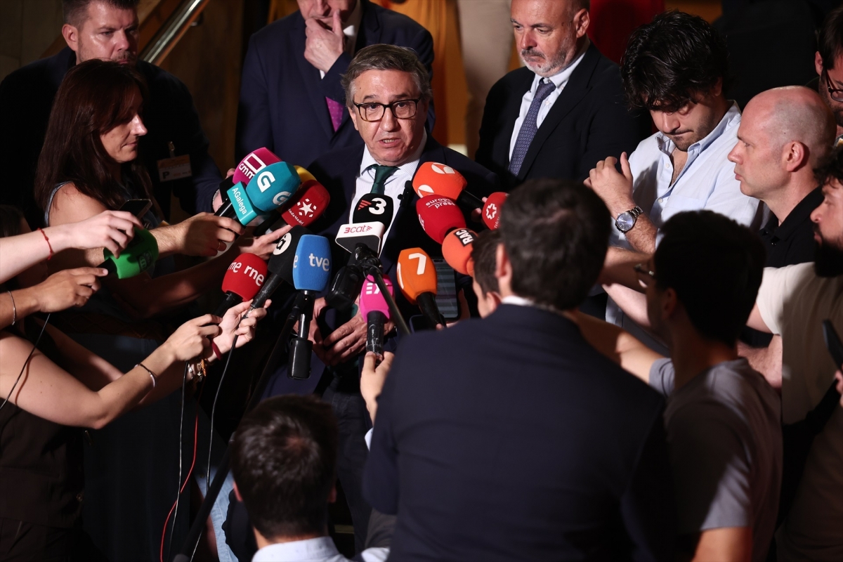 El conseller de Hacienda, José Antonio Rovira, ante los medios.