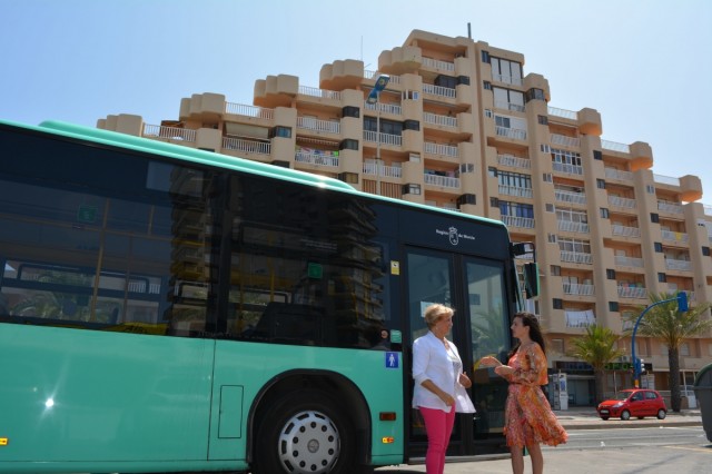 Los empresarios de La Manga piden un estudio integral de movilidad para reducir el vehículo rodado en la zona