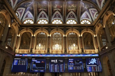 El Ibex 35 abre la sesión plano y mantiene los 19.700 puntos, con el crudo al alza en 87 dólares