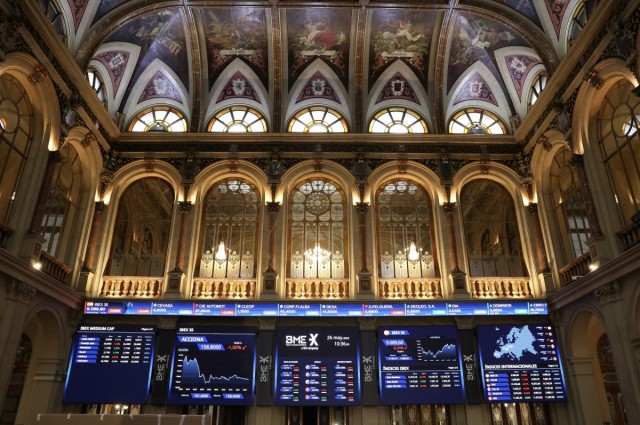 El Ibex 35 abre la sesión plano y mantiene los 19.700 puntos, con el crudo al alza en 87 dólares