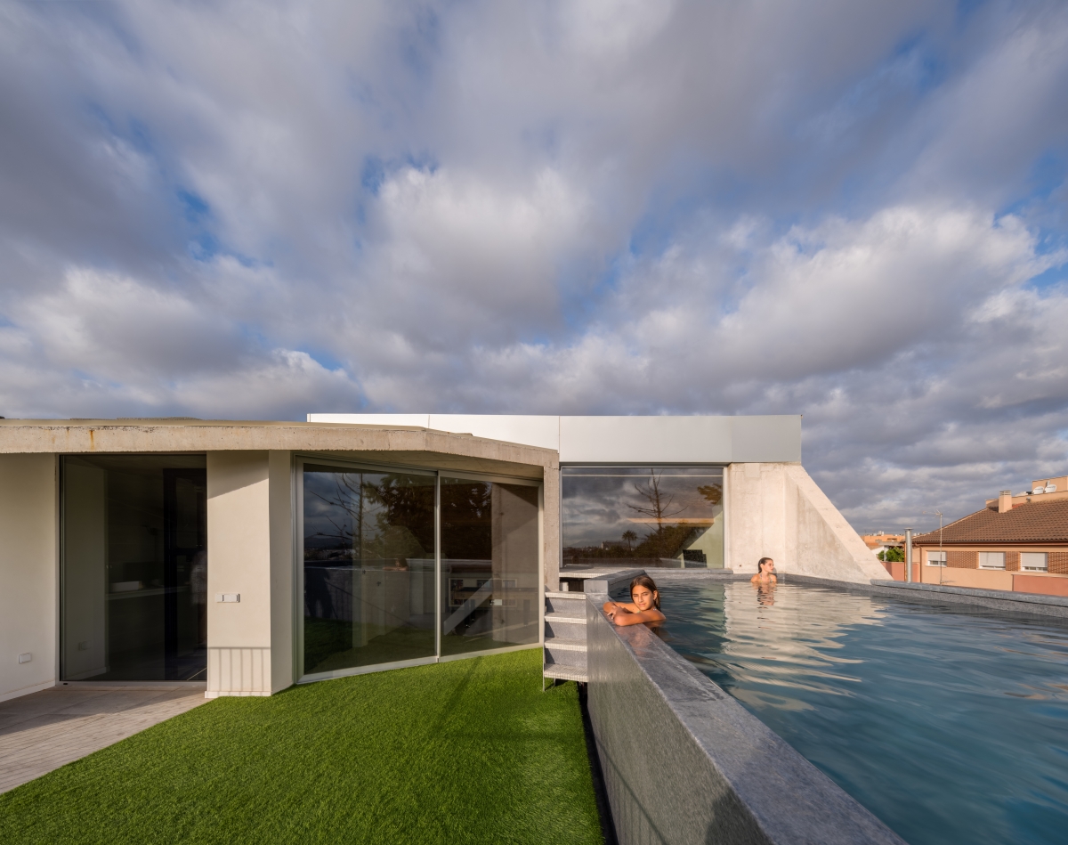 La casa coronada con una piscina que es un oasis climático en Murcia: fortaleza por fuera, luz y transparencias por dentro