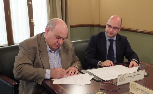 Pie de foto: Alberto Martín, de Motor Village Valencia, junto a Baltasar Vicente Muñoz, de FEGREPPA. - 