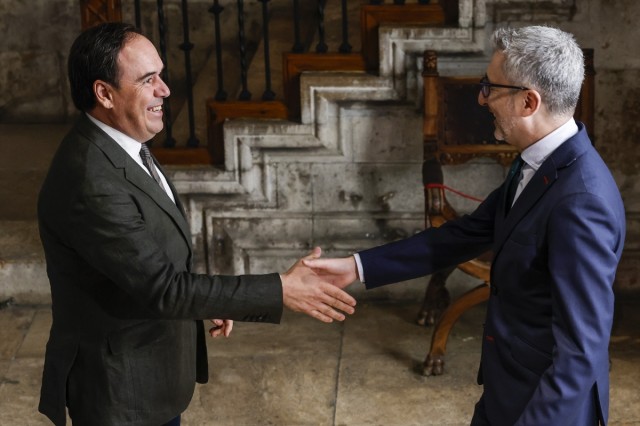 Arcadi España aplica su particular abrazo del oso a las regiones gobernadas por el PP