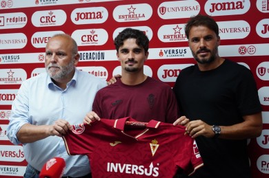 Javi Mier, presentado en el Real Murcia: 
