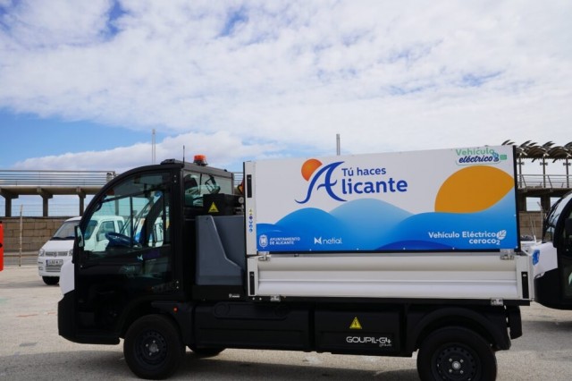 El Plan de Choque de limpieza viaria en Alicante incorpora 22 nuevos vehículos, en su mayor parte dotados con hidrolimpieza