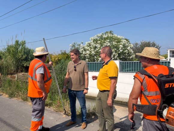 Castelló acomete trabajos de limpieza en un camino de la Marjalería ante las peticiones de los vecinos