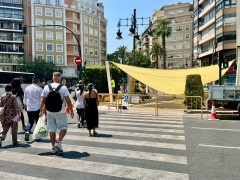 València instala los primeros toldos en plaza España y América como prueba piloto del futuro plan de sombras