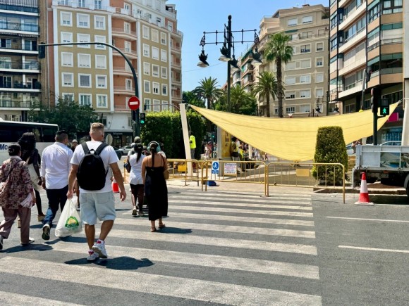 València instala los primeros toldos en plaza España y América como prueba piloto del futuro plan de sombras