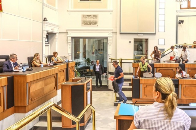 La izquierda abandona el pleno de la Diputación y acusa al PP de 