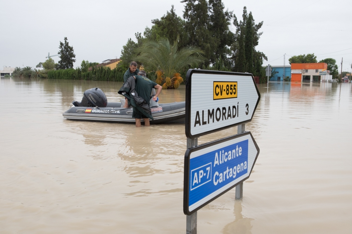 La Guardia Civil acudió en lancha al rescate de centenares de ciudadanos - FOTO: RAFA MOLINA La Guardia Civil acudió en lancha al rescate de centenares de ciudadanos