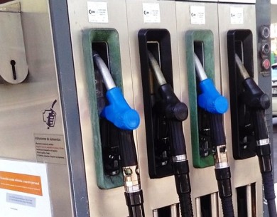 Los carburantes se abaratan hasta un 3,24% esta semana y consolidan sus caídas por el efecto fiscal