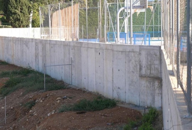 Chiva blinda el entorno del polideportivo contra futuras inundaciones tras la Dana