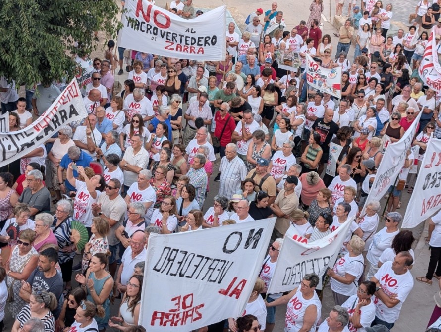 Crece el rechazo contra el macrovertedero de Zarra tras la última concentración de casi mil personas