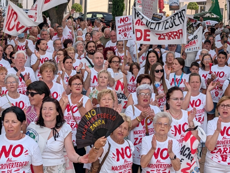 Concentración contra el macrovertedero de Zarra.