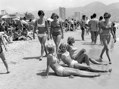 La Nau se pone el bikini para explorar su simbología 'bajo el sol del régimen'