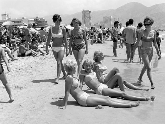 La Nau se pone el bikini para explorar su simbología 'bajo el sol del régimen'