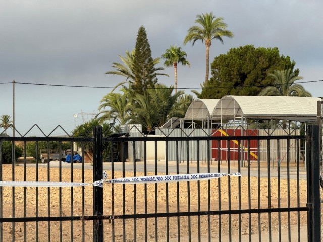 El Ayuntamiento de Elche ejecuta la clausura de una tercera campa de aparcamiento ilegal junto al aeropuerto