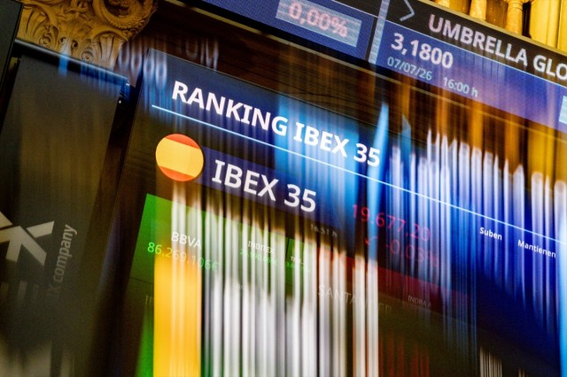 El Ibex 35 repunta casi un 1% a media sesión en plena oleada de resultados