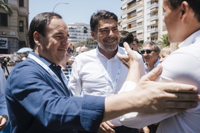 Barcala 'riñe' a Pérez Llorca y exprime la debilidad como líder del presidente de la Generalitat