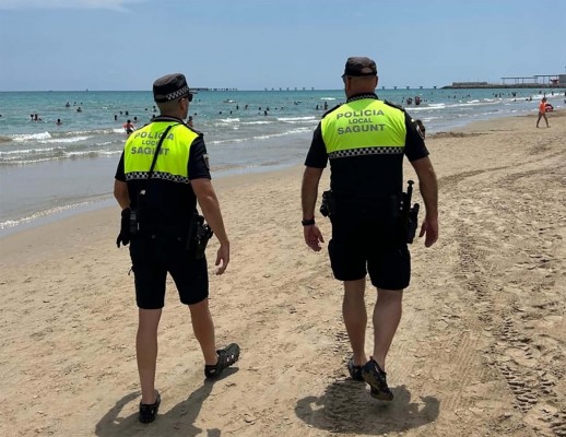 Detienen a un hombre en Sagunto tras hurtar las pertenencias de varios bañistas y tirarlas al agua