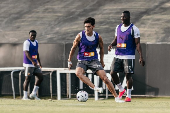 Pepelu realiza una parte del entrenamiento con el Valencia