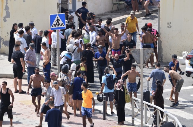 Numerosos migrantes rompen el cordón policial en Ceuta camino del interior de la ciudad autónoma
