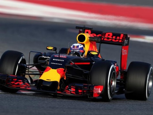 Ricciardo se impone a los Mercedes en el segundo entrenamiento