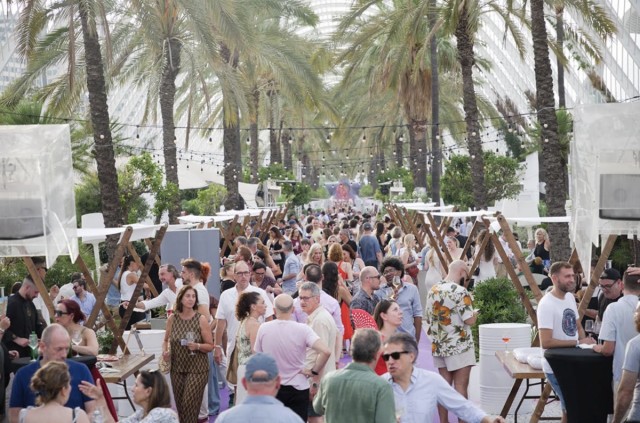 L'Umbracle acoge 4.000 brindis por Requena Ciudad Española del Vino 2026 a la luna de València
