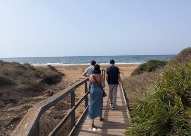 El director murciano Alfonso Albacete busca localizaciones para la película que rodará en la Región en septiembre