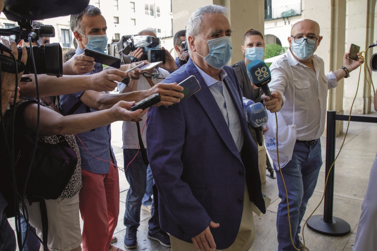 El exalcalde de Alicante, Luis Díaz Alperi, durante una de las sesiones del juicio