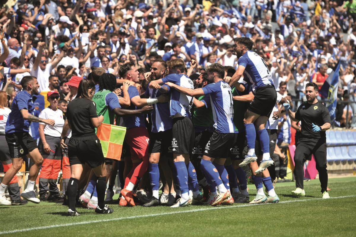 Los jugadores del Hércules CF celebrando el ascenso - FOTO: RAFA MOLINA Los jugadores del Hércules CF celebrando el ascenso