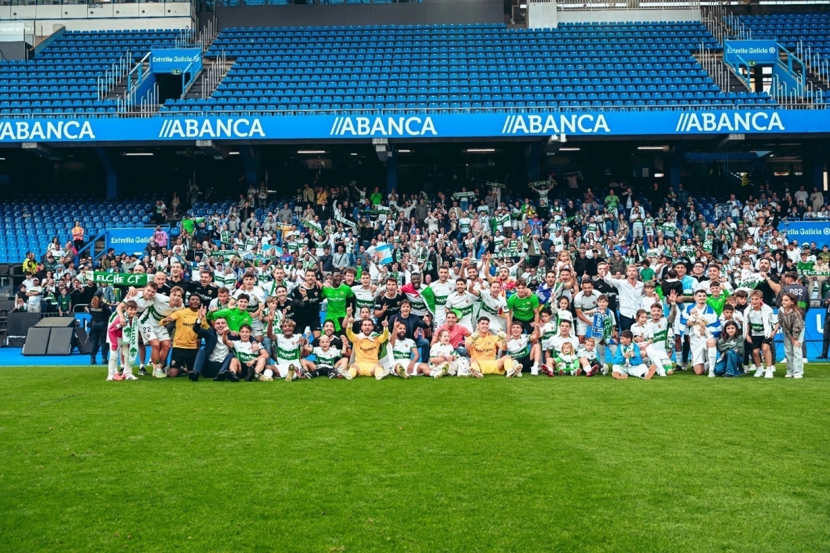 La plantilla del equipo junto al cuerpo técnico y la afición desplazada a Riazor