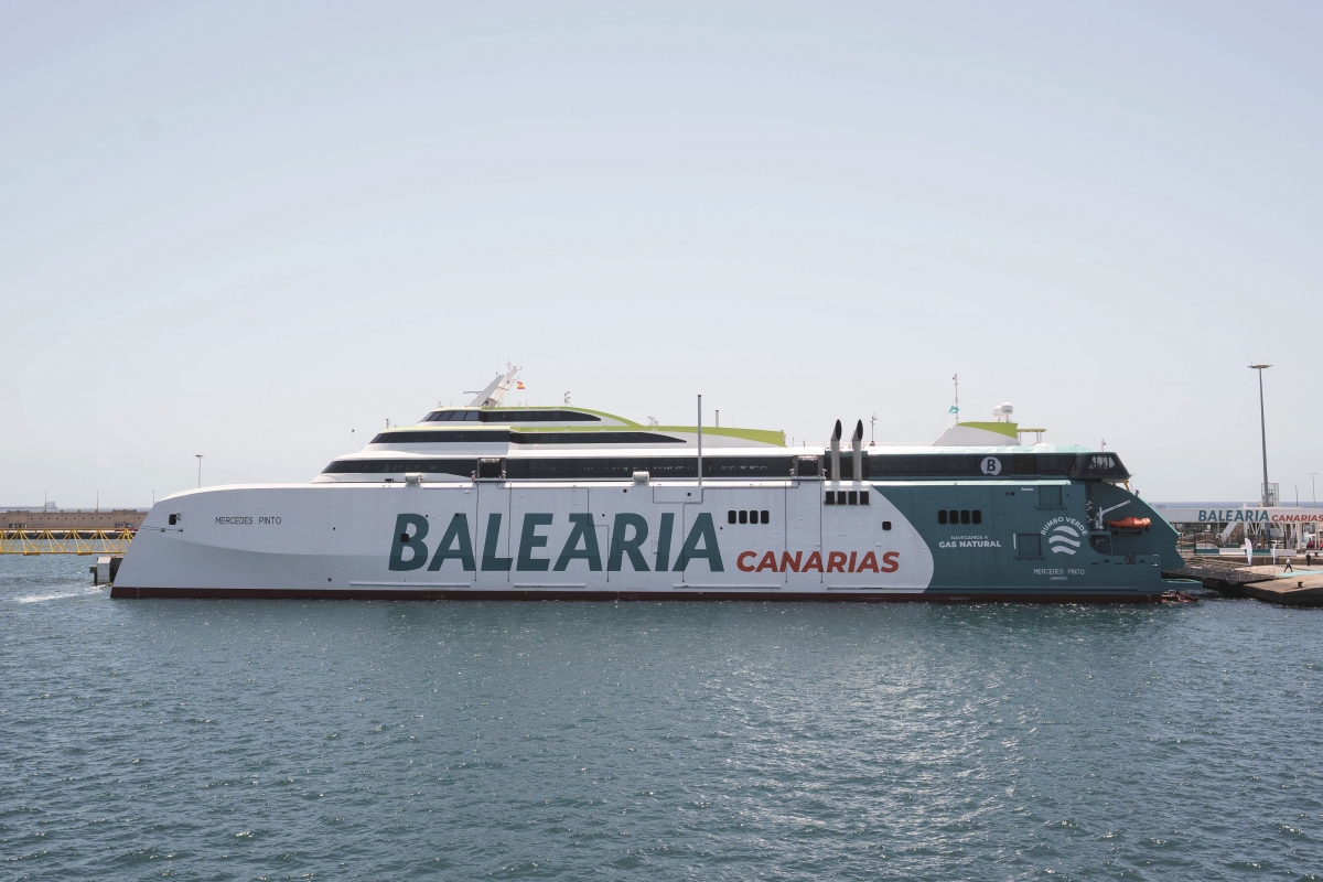 Uno de los buques de la naviera en un un puerto de Canarias