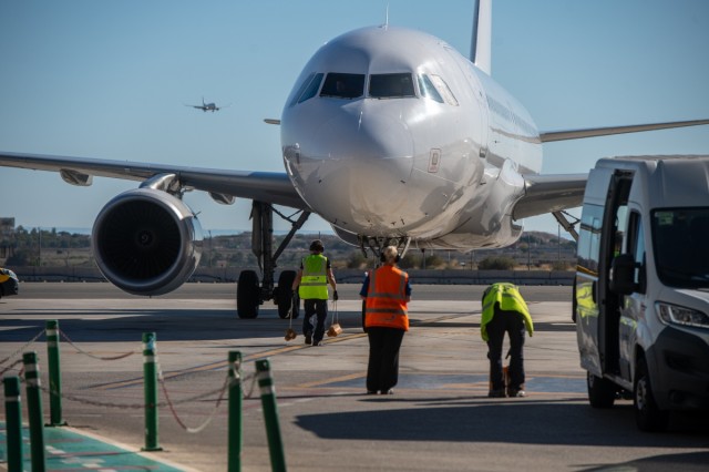 España amplía a siete aeropuertos, entre ellos Alicante-Elche y Manises, los controles aleatorios a viajeros de Italia