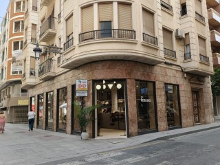 La moda no renuncia al centro de Elche: apertura de Obvio, marca de Kamome, en la Glorieta