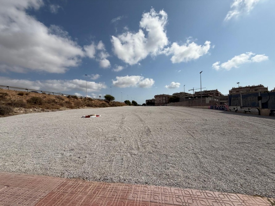 Torrevieja abrirá al público el nuevo aparcamiento disuasorio junto a la Avenida la Estación