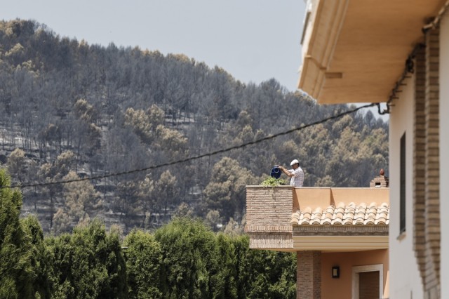 La evolución favorable del incendio de Vall d'Uixó permite la vuelta de 1.800 vecinos de tres municipios