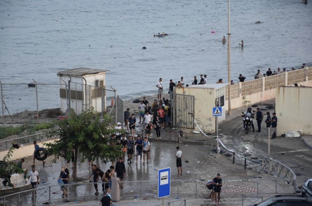 Ceuta amanece sin cesar el flujo de personas desde Marruecos y con miles de jóvenes deambulando por las calles