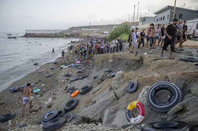 Comienzan a retornar voluntariamente a Marruecos migrantes que entraron a Ceuta