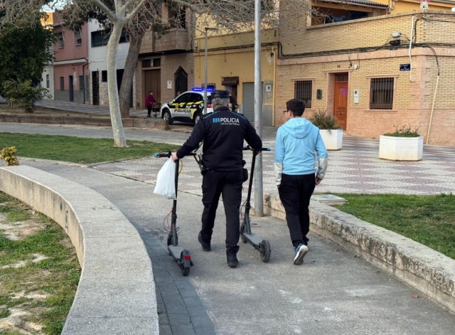 La Policía Local de Paterna refuerza el control  de los patinetes eléctricos